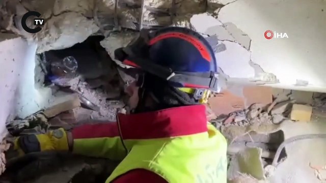Alman kurtarma görevlisinden enkaz altındaki kadına Türkçe moral