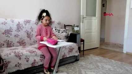 8 YAŞINDAKİ ESİLA, KUMBARASINDAKİ PARALARI DEPREMZEDELERE BAĞIŞLADI