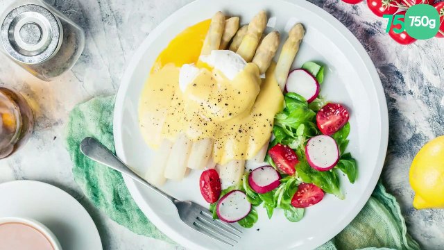 Salade d'asperges blanches, radis, œufs pochées et sauce hollandaise