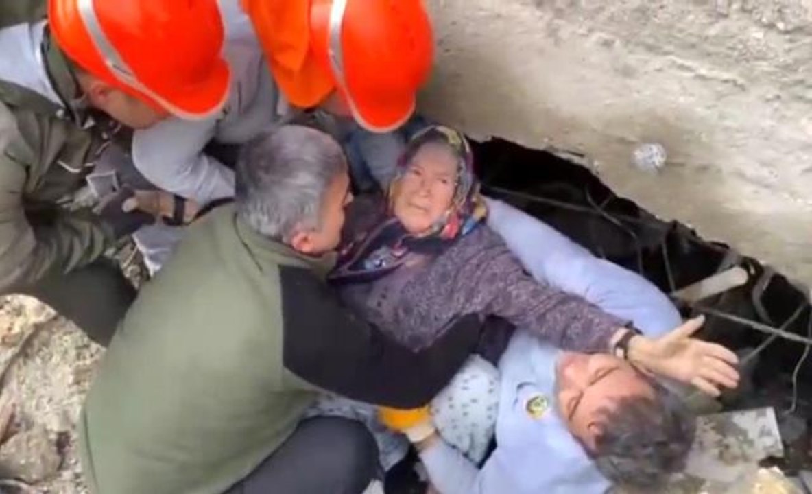 Enkazdan kurtarıldı, "Yavrularım, çocuklarım" diyerek sarılıp ekibi öptü