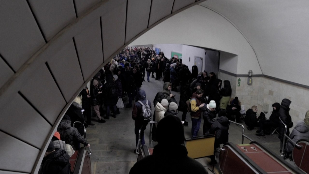 Bewohner Kiews suchen Schutz in U-Bahn-Station