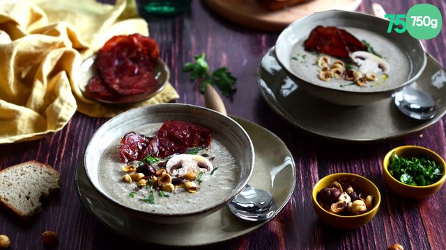 Velouté de champignons à la moutarde, bacon et noisettes