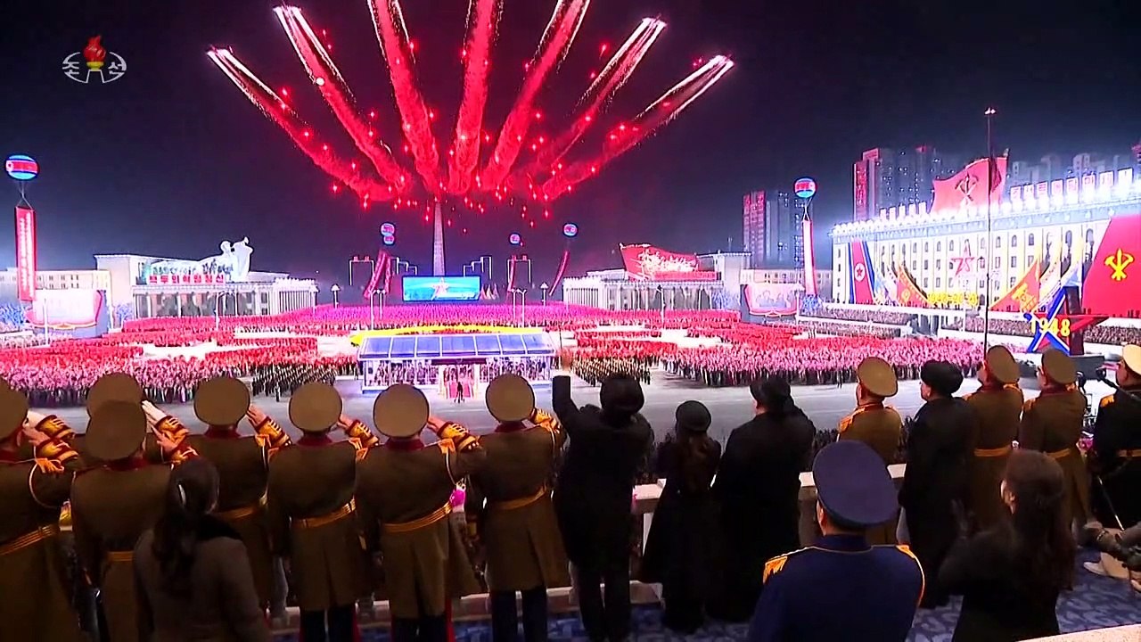 Kim Jong Un präsentiert Tochter bei Militärparade