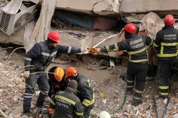 Download Video: Diyarbakır'da arama ve kurtarma ekipleri gıda ihtiyaçlarını enkaz başında gideriyor