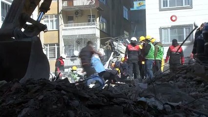 Enkaz başında umutla bekleyiş