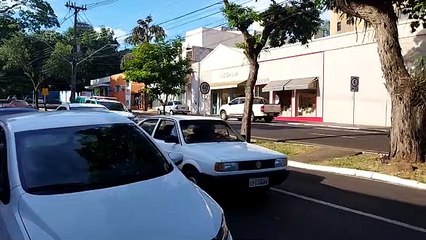 Скачать видео: Após fuga, homens são presos com drogas durante operação no bairro 1º de Maio em Umuarama