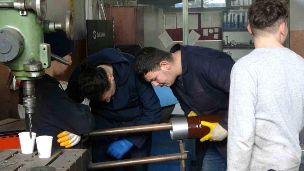 Meslek Lisesi öğrencilerinin ürettiği sobalar depremzedeleri ısıtacak