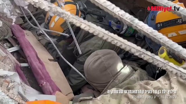 İsrail arama kurtarma ekibi 102 saat sonra bir vatandaşı enkazdan sağ çıkardı