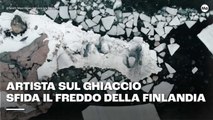 Artista su ghiaccio sfida il freddo della Finlandia