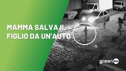 Mamma salva il figlio da un'auto