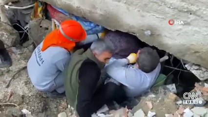 Enkazdan çıkarıldığı an ekiplere sarıldı! 'Yavrularım, çocuklarım'