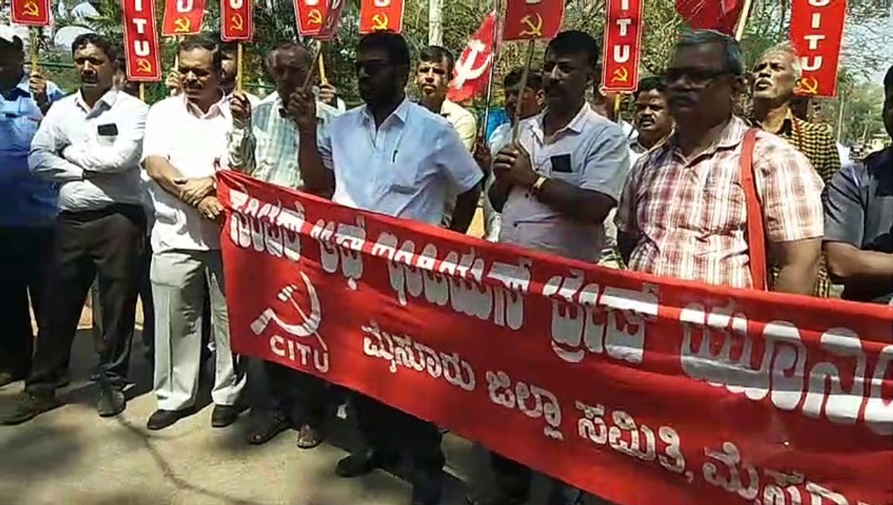 श्रमिकों की मांगों को लेकर किया प्रदर्शन