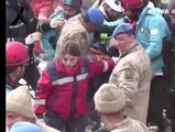 Enkazın altından 104 saat sonra kurtarılan depremzede, askerin elini öptü