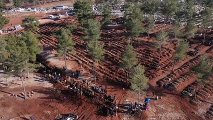 Depremi özetleyen görüntü: Toplu mezarlar