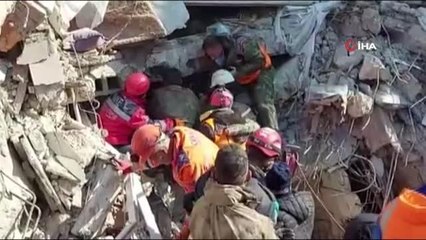 Duygu öğretmen 105. saatte enkaz altından kurtarıldı