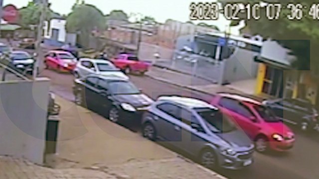 Grave acidente no São Cristóvão: Após forte colisão com pedestre, moto bateu contra meio-fio e motociclista foi atirado à calçada