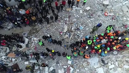 107. saatte sevincin adresi Arzu Apartmanı...Aynı enkazdan 8 kişi canlı çıkarıldı