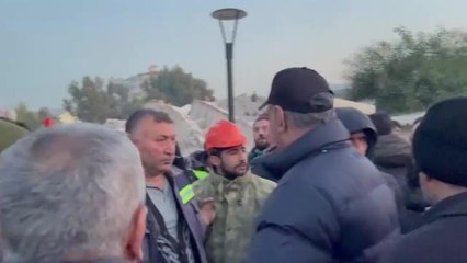 Kendilerine Siyaset Yapıyorsunuz Diyenlere Depremzedelerden Tepki: "Ne Siyaseti, Çocuklarımız Enkaz Altında"