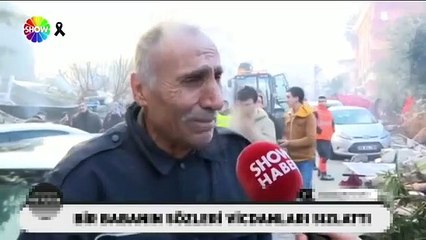 Cebinde bisküvi ile bekleyen baba enkazdan çıkarılan oğluna böyle kavuştu