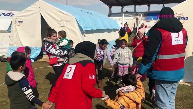 Deprem felaketini yaşayan çocukların deprem acısını unutturmaya çalıştılar! Kızılay ekibi...
