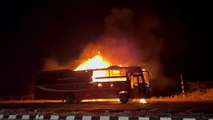 VIDEO : यात्रियों से भरी ट्रेवल्स बस में लगी भीषण आग, कईयों की पुलिस के जवानों ने बचाई जान