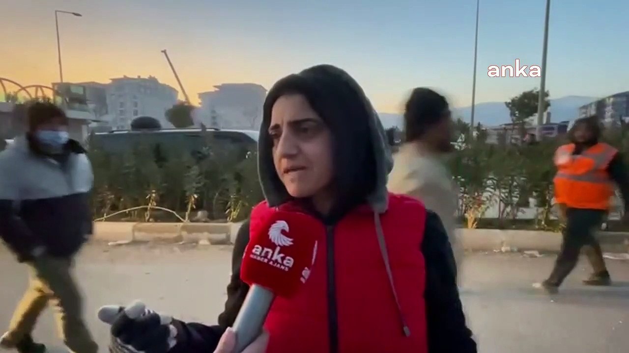 Kendilerine "siyaset yapıyorsunuz" diyenlere depremzedelerden tepki: Adam neyin siyasetini yapacak, çocuğu orada, çocuğu!