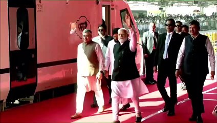 मोदी ट्रेनमध्ये चढले अन् काय घडलं? बॅनरचीही चर्चा.