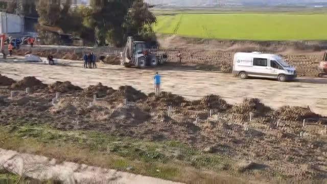 Depremde hayatını kaybedenler yan yana son yolculuğuna uğurlanıyor