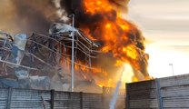 Incendio distrugge capannone di un Salumificio: dipendente si lancia da finestra (10.02.23)