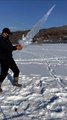 Il fabrique une épée en glace incroyable