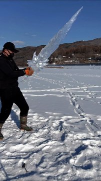 Il fabrique une épée en glace incroyable