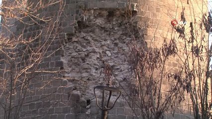 Şiddetli iki deprem 5 bin yıllık Diyarbakır Surları'nı da vurdu
