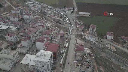 Yardım araçlarının oluşturduğu trafik böyle görüntülendi
