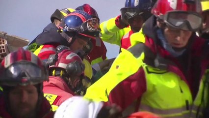 رجال إنقاذ ألمان وأتراك ينتشلون امرأة على قيد الحياة من تحت الأنقاض