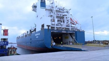 DEPREM BÖLGESİNE GİDECEK OLAN GEMİYE İŞ MAKİNELARI VE YARDIM MALZEMELERİ YÜKLENDİ