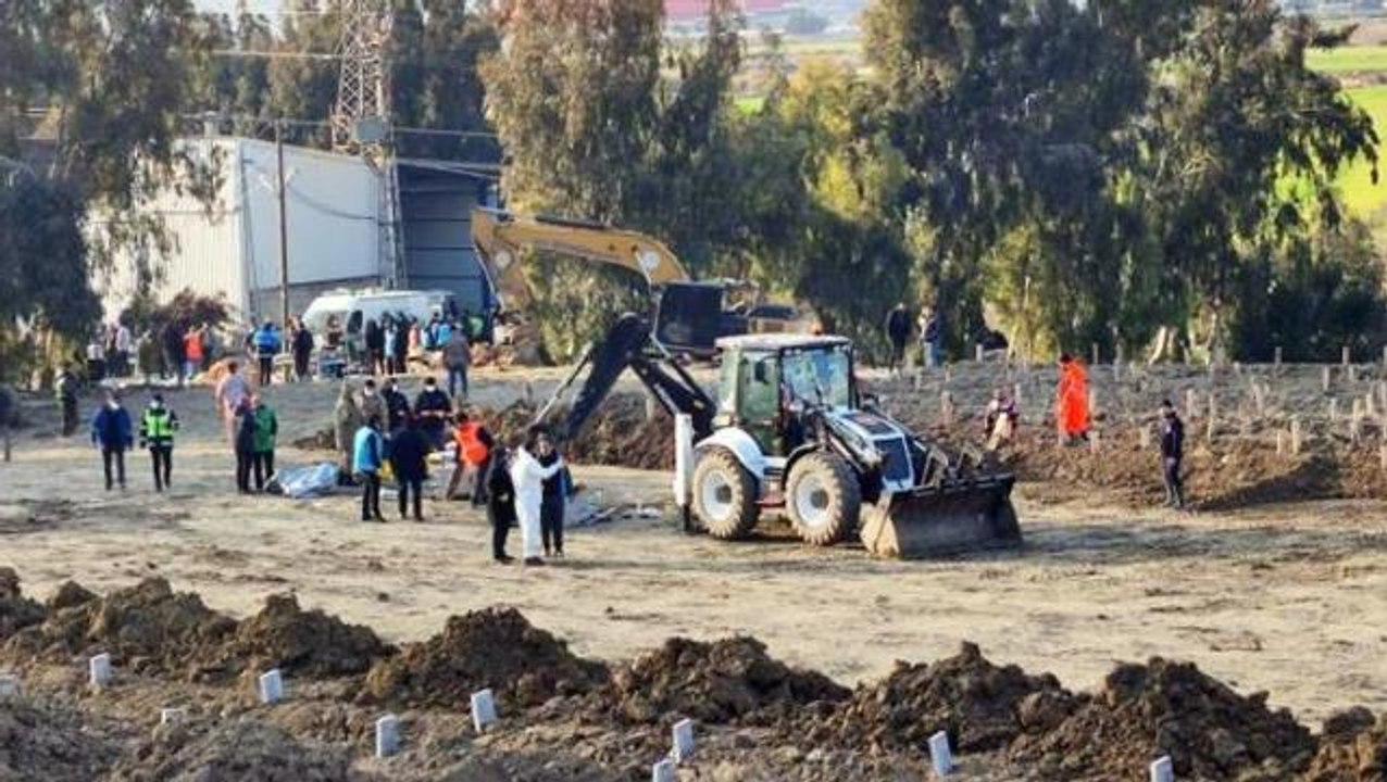Görüntülere yürek dayanmaz! Depremde hayatını kaybedenler yan yana defnediliyor