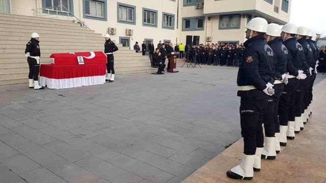 Depremde hayatını kaybeden polis memuru eşinin yanına defnedildi