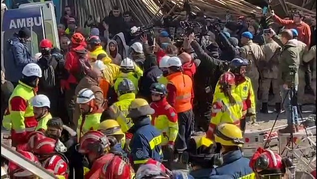 Resgatada com vida após mais de 100 horas sob os escombros