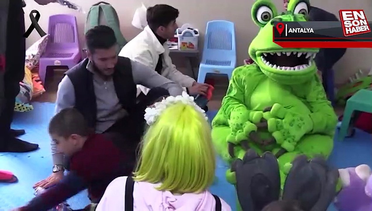 Antalyaspor Futbol Sorumlusu Nuri Şahin ve futbolcular, depremzede çocukları ziyaret etti