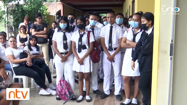 Maestros y compañeros acompañaron a familiares de Marisol en su último adiós