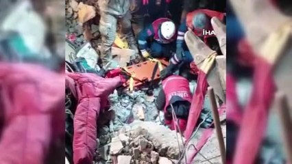 BAYRAK ekibi iki kardeşi enkaz altından kurtardı