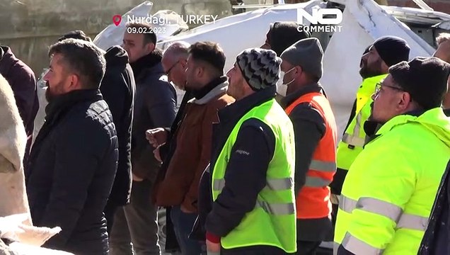 Helfer bitten um Ruhe: Lebt da noch wer unter den Trümmern in der Türkei?