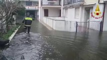 Allagamenti e strade come fiumi nel Catanese, idrovore in azione