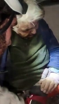 Idosa de 85 anos retirada dos escombros após 107 horas