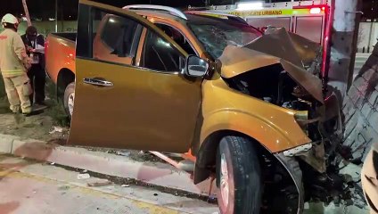 Una pareja terminó lesionada tras impactarse contra un muro de Mi Macro Periférico