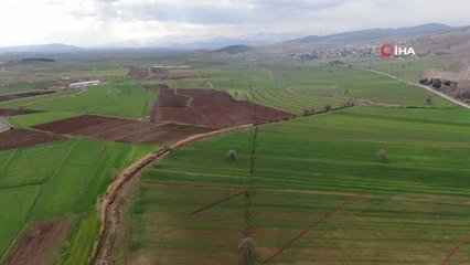 Depremden sonra köyde yaşanan fay kırığı böyle görüntülendi
