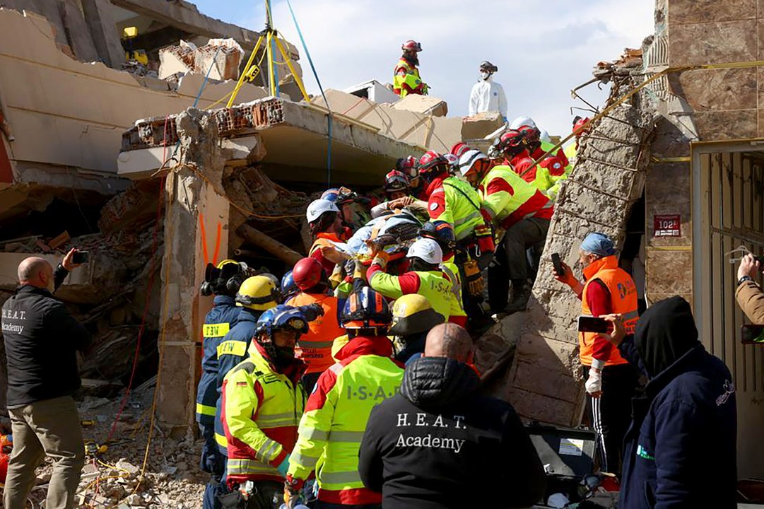 Séisme en Turquie : une femme sauvée après plus de 100 heures sous les décombres