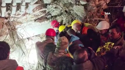 Depremin 112. saatinde enkaz altından umut aşılayan kurtuluş