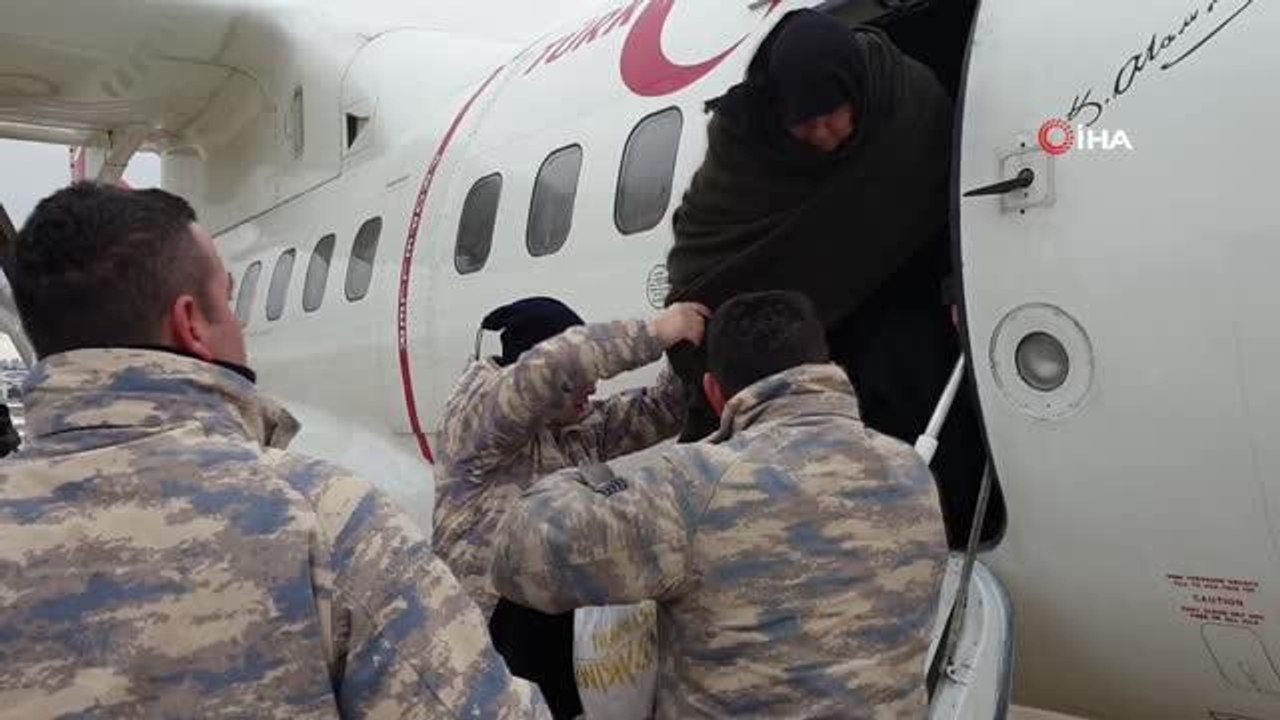 Mehmetçik, Kahramanmaraş'ta depremzedelerin tahliyesine devam ediyor