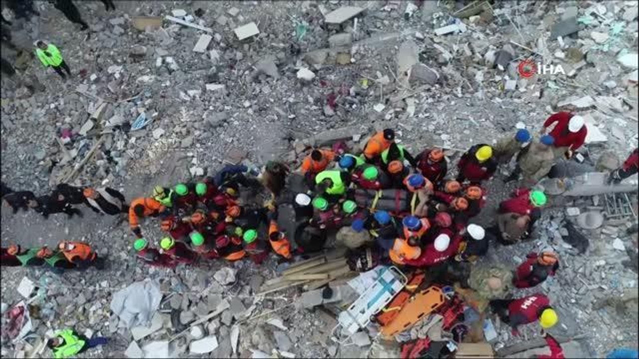 107. saatte sevincin adresi Arzu Apartmanı...Aynı enkazdan 8 kişi canlı çıkarıldı